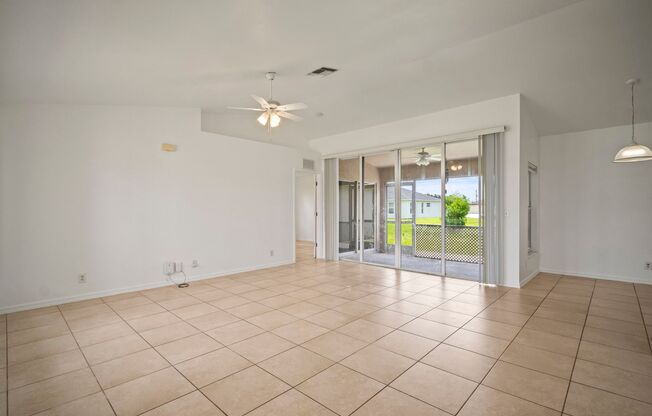 Beautiful three bedrooms and two full bathrooms home in Cape coral