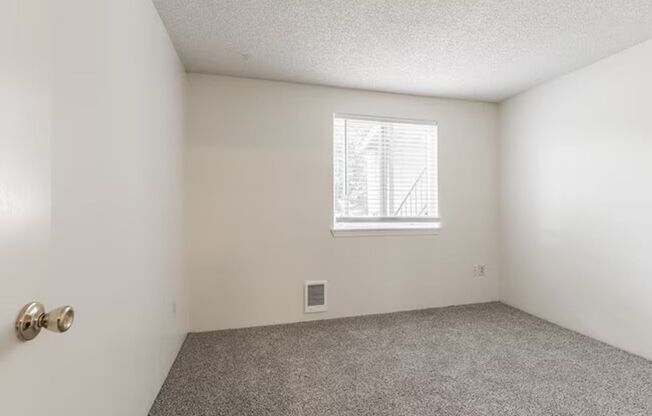 Charbern Apts - In The Heart of Milwaukie Oregon