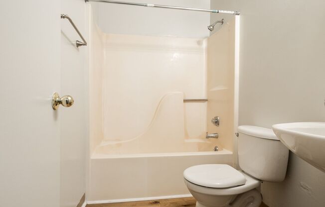 2 beds, 1 bath, 825 sqft, $1,169, Unit 3819 Jones St #107