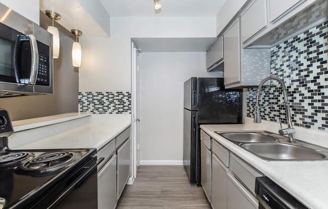 2 beds, 1 bath, 886 sqft, $995
