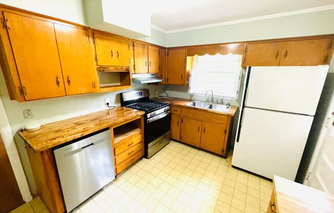 ** 3 bed 1 bath located in Forest Hills ** Call 334-366-9198 to schedule a self showing