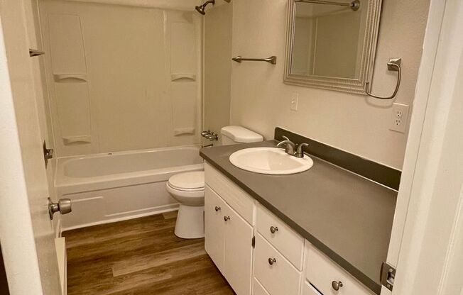 2 beds, 1 bath, 760 sqft, $1,100, Unit 10