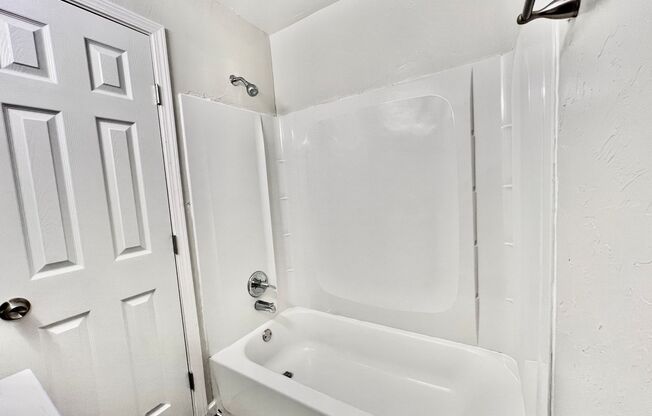 2 beds, 1 bath, 700 sqft, $725, Unit APT 4