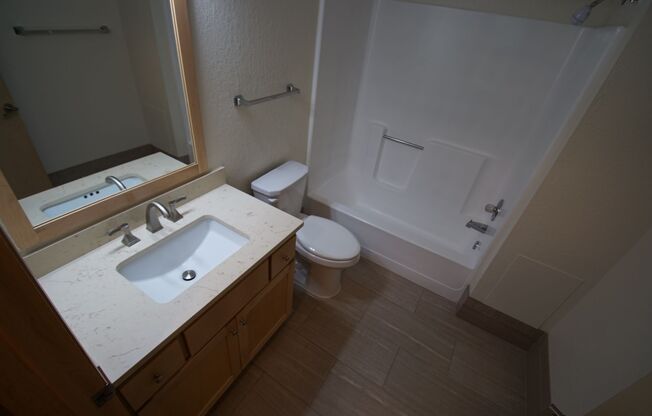 2 beds, 2 baths, 915 sqft, $1,725, Unit 220