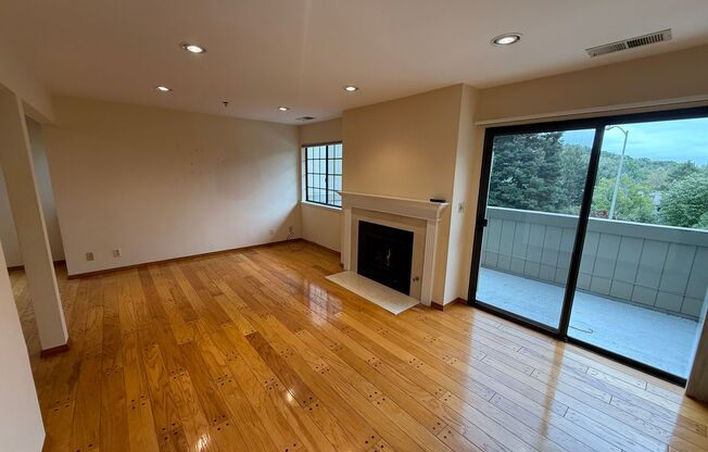 LARGE TWO BEDROOM TWO AND HALF BATH, QUAIL HOLLOW TOWNHOUSE, SHORT TERM RENTAL AVAILABLE TO 02-28-2026