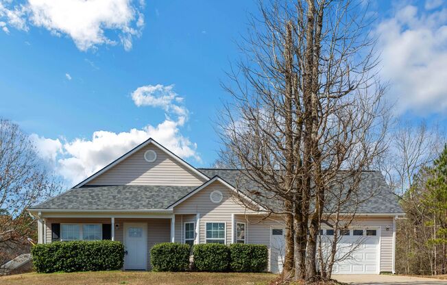 Captivating 3-bedroom, 2-bathroom ranch-style residence in Covington, GA!