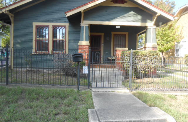 711 E EVERGREEN CT