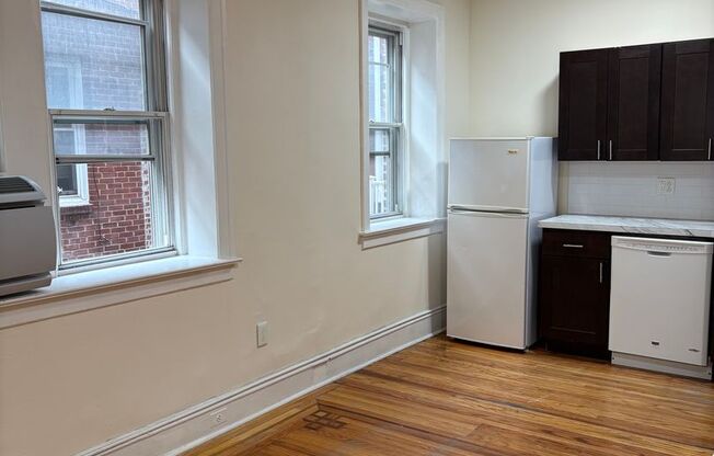 Studio, 1 bath, 380 sqft, $1,060, Unit 1E