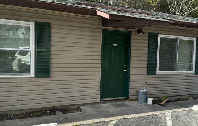 Sevierville 37862 -  2 bedroom, 1 bath apartment - Call Lisa Vineyard and Shannon Russell (865) 216-9334