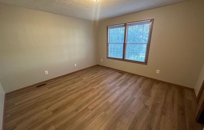 3 beds, 1 bath, 1,100 sqft, $1,200, Unit # 01