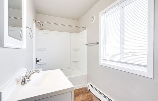 1 bed, 1 bath, 600 sqft, $899, Unit 2014 - E