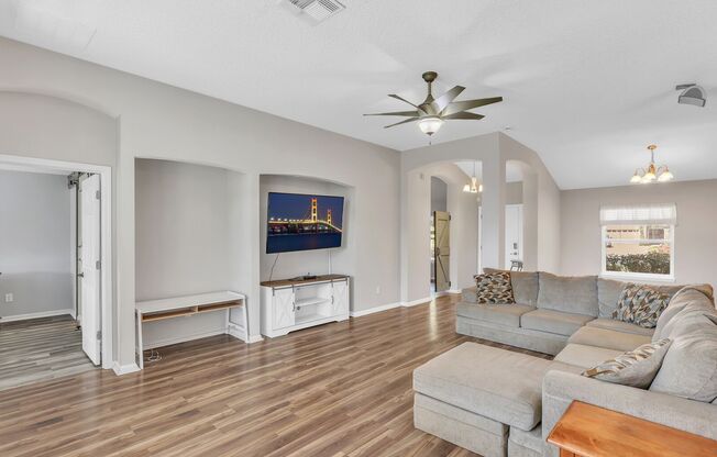 4 bedroom/ 2 bathroom home in Heritage Landing!