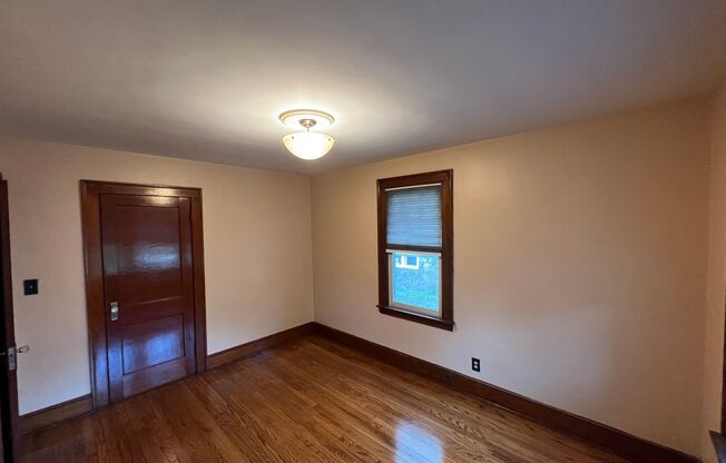 2 beds, 1 bath, $1,400, Unit Floor 1