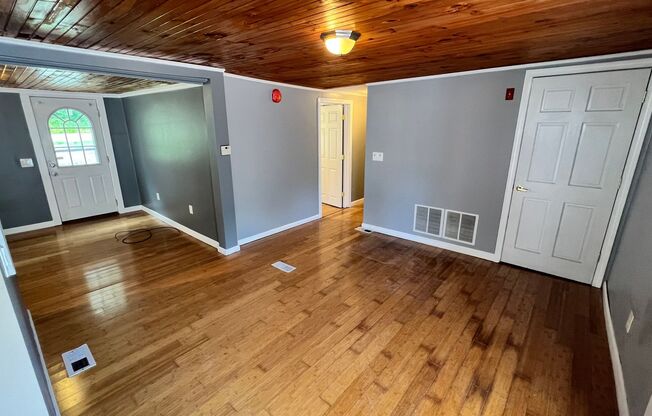 3 beds, 1 bath, $3,000