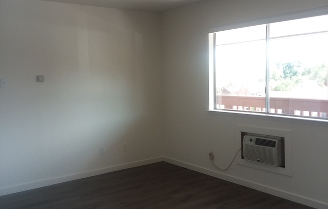 1 bed, 1 bath, 450 sqft, $975, Unit 415 Reno D*