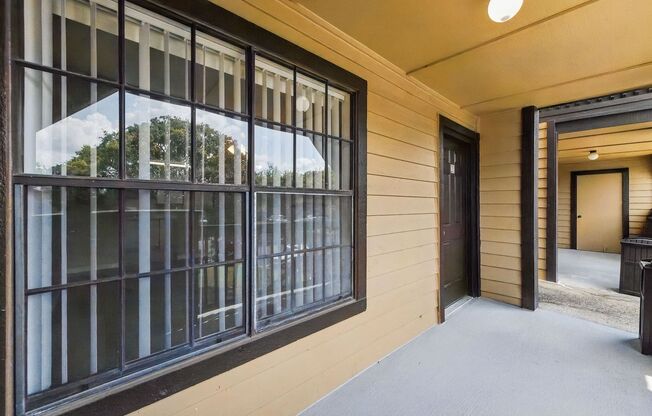 1/1 Condo in Gated Lakefront Community of Altamonte Springs!