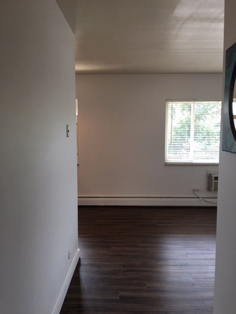 AMAZING LOCATION NEAR CAMPUS 2 Bed 1 Bath Condo