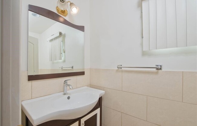 4 beds, 2.5 baths, 2,500 sqft, $5,200