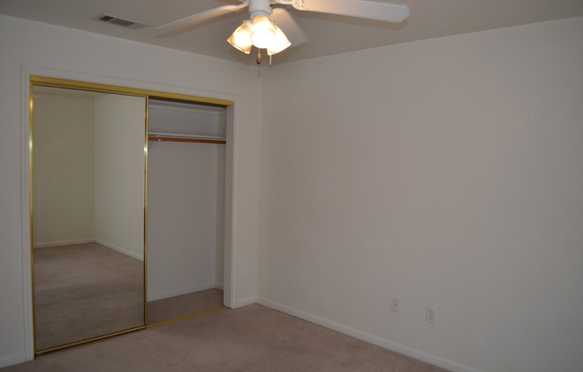 2 beds, 1 bath, 1,033 sqft, $925, Unit Unit B - STILL OCCUPIED BY RESIDENT