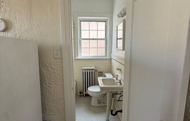 Studio, 1 bath, 308 sqft, $1,200, Unit Bayard Manor 105