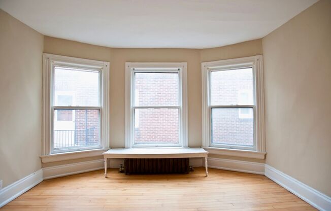 $2300- 4 Bd/2 Ba Close to Lakefront ***HALF OFF FIRST MONTH***