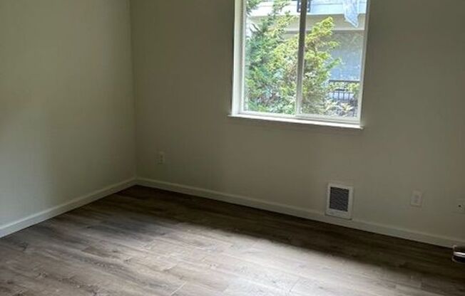 2 beds, 1 bath, 700 sqft, $1,250, Unit 216