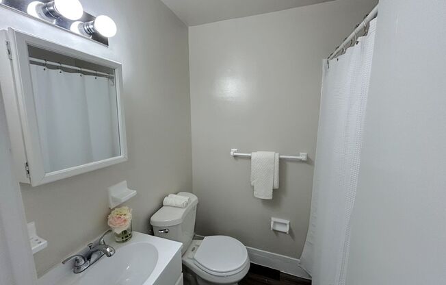 2 beds, 1 bath, 925 sqft, $1,369, Unit A03