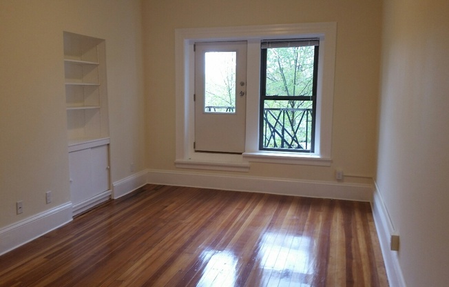 2 beds, 1 bath, $3,600, Unit 14