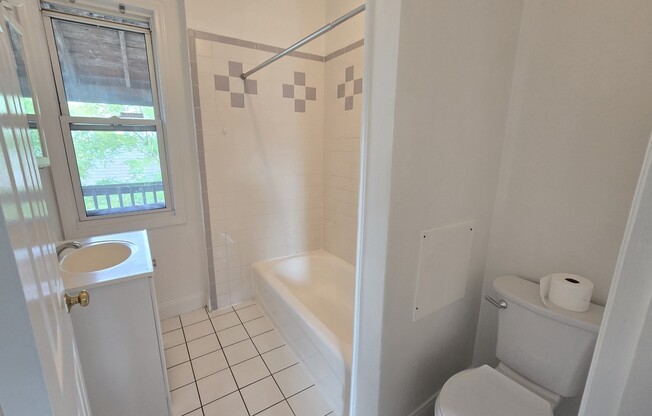3 beds, 1 bath, 1,400 sqft, $2,900, Unit 3