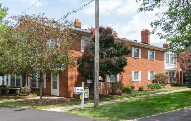 Oxford Court Apartments Exterior