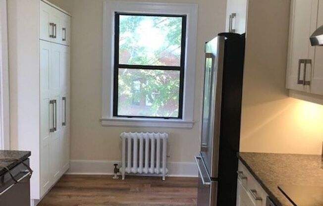 Spacious 2BR/1BA Apartment Available Now!! - Newly Renovated!!!