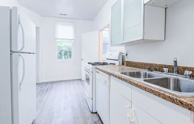 2 beds, 1 bath, $1,299, Unit Apt 3