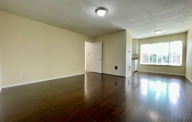 Spacious Upstairs Two Bedroom with Great Natural Light in Mt Tabor/Montavilla!- PETS WELCOME! Off St Parking & Onsite Laundry