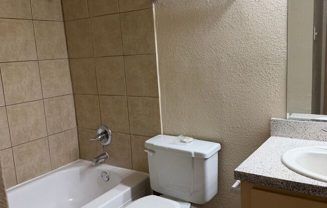 2 beds, 1 bath, 812 sqft, $1,085, Unit 1611