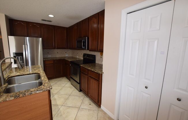 3 Bedroom, 2.5 Bath Town home For Rent at 13098 Lexington Summit Street Orlando, FL 32828