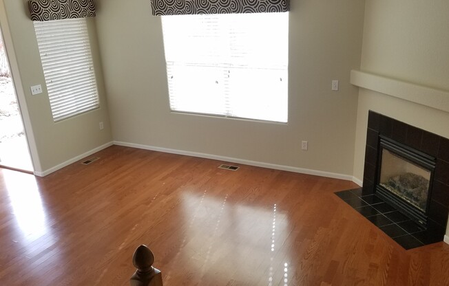 Immaculate 3 Bedroom 3 Bath Town Home with Mountain Views!!!