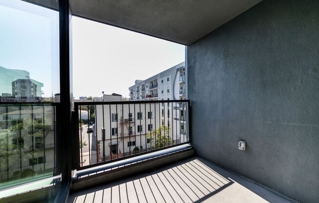 Studio, 1 bath, 537 sqft, $2,400, Unit 305