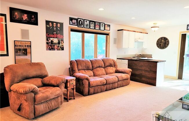 Adorable Cozy House/ w Large garage