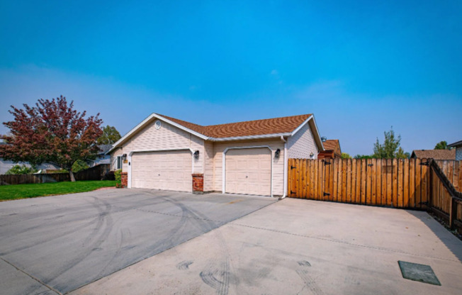 Great Meridian Home with 3 Car Garage!