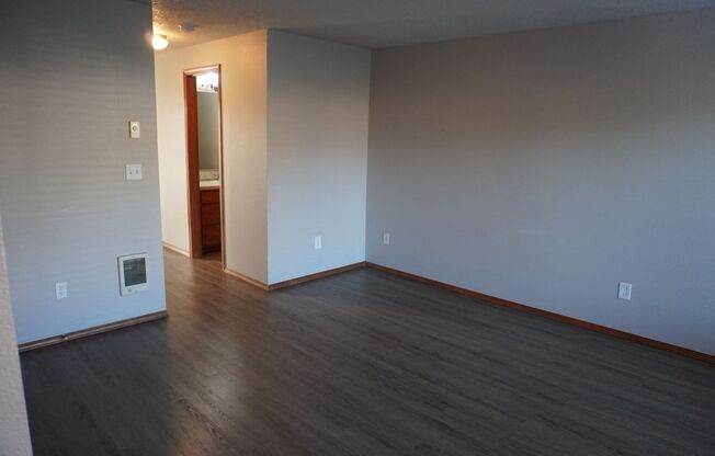 Lovely Well Maintained 2-Bedroom La Center Duplex for Rent - 610 E. Elm Ave