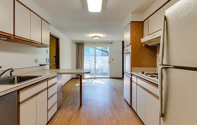 South Eugene Gem! Single-Level 3BD/2BA w/ Fireplace & Park-Like Backyard
