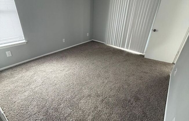 2 beds, 1 bath, 837 sqft, $989
