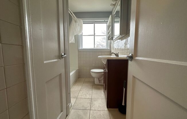 3 beds, 1 bath, $2,200