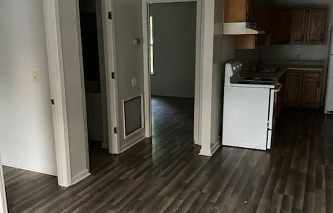 2 beds, 1 bath, $725, Unit F