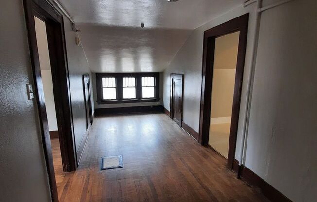 1 bed, 1 bath, $695, Unit UPSTAIRS