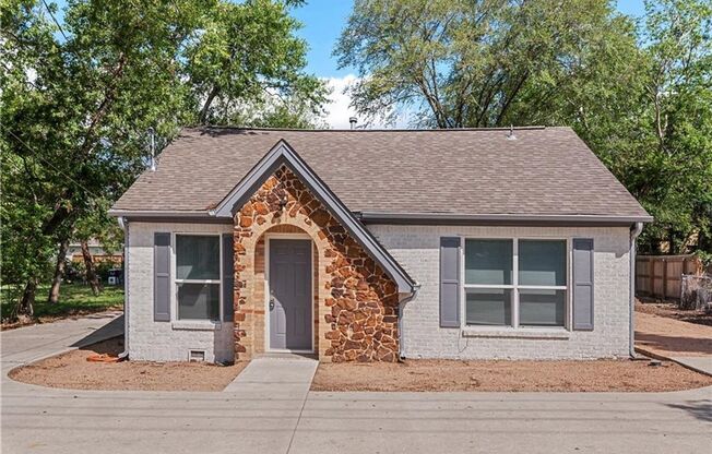 AUGUST PRE-LEASE!! Adorable 3/2 close to Downtown Bryan!