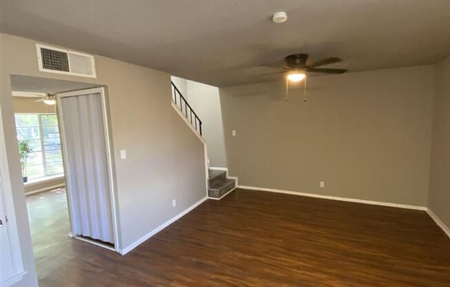 Very Large 2/2.5 Townhome with covered parking
