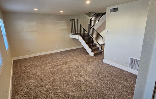 EL CAJON - ROYAL GARDENS - Nice Updated 3 Bedroom / 2.5 Bath Townhouse.  AVAILABLE NOW!