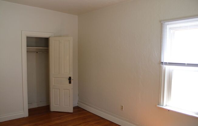 2 beds, 1 bath, $950, Unit Apt 1E