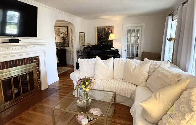 52 HOLLYWOOD RD